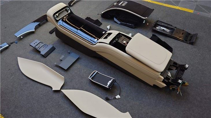 Tá Gabhálais Taobh istigh Gluaisteán Oiriúnach do Thollán Armrest Lárnach Cúil Mercedes-Benz S-rang W223