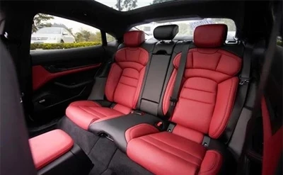 Taobh istigh Leathar Dubh agus Dearg Athraithe Porsche Taycan