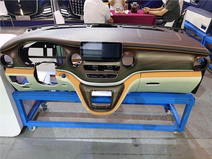Athsholáthar agus Uasghrádú ar Thionól Painéal Gabhálais Intí Carranna Do Mercedes-Benz Vito V250 Agus V260