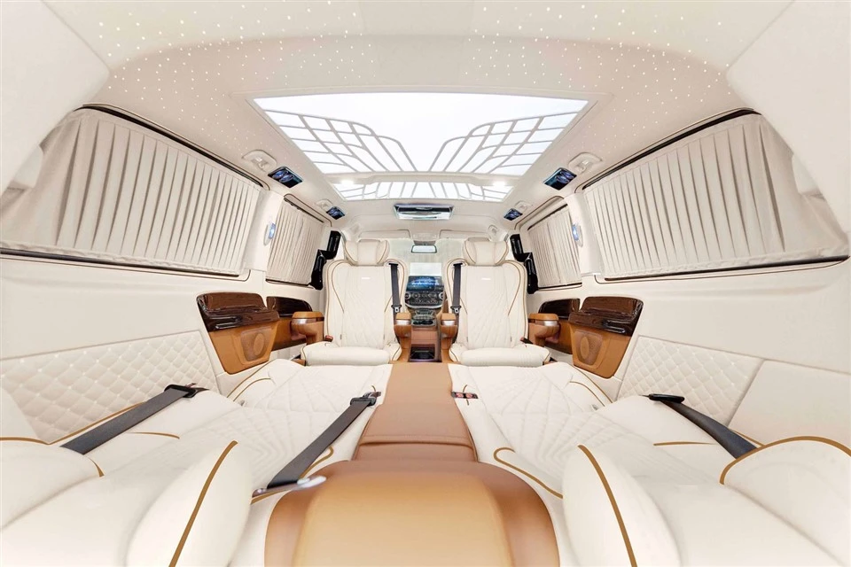 Monaróir Cuirtín Gluaisteán Leictreach Maybach in aice liom
