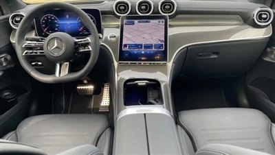 Taobh istigh iontach Mercedes GLC 300 Coupe
